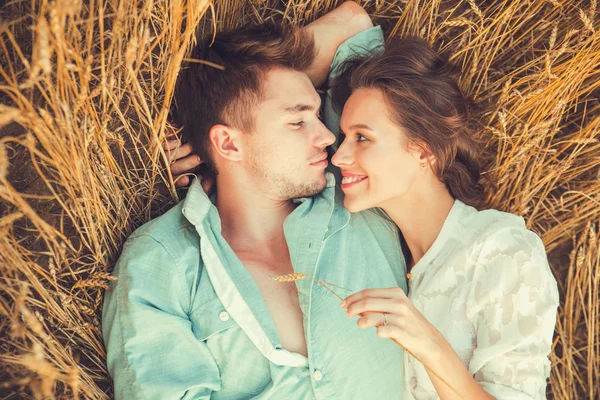 Jeune couple amoureux en plein air.Superbe portrait sensuel en plein air de jeune couple de mode élégant posant en été dans le domaine — Photo