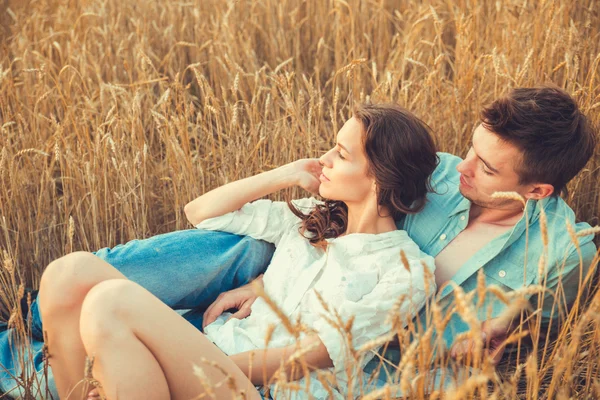 Jeune couple amoureux en plein air — Photo