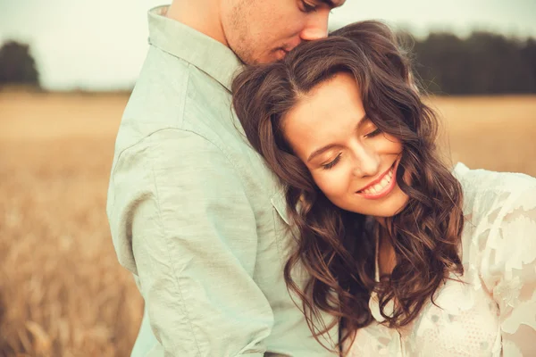 Jovem casal apaixonado ao ar livre.Impressionante retrato ao ar livre sensual de jovem casal de moda elegante posando no verão no campo — Fotografia de Stock