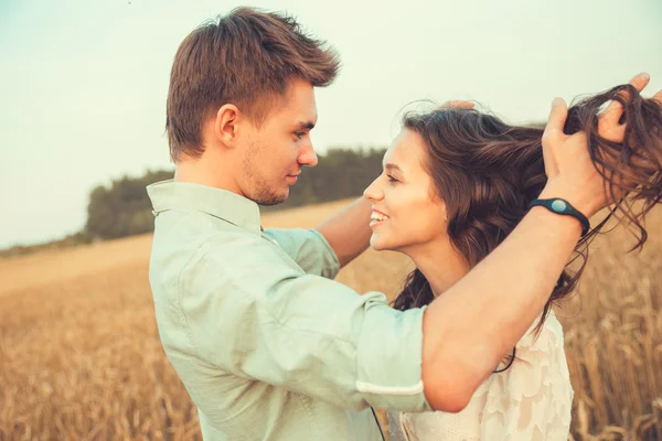 Jovem casal apaixonado ao ar livre.Impressionante retrato ao ar livre sensual de jovem casal de moda elegante posando no verão no campo — Fotografia de Stock