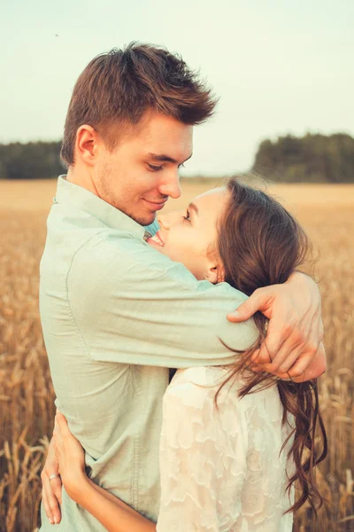 Jonge paar in liefde outdoor.stunning sensuele outdoor portret van jonge stijlvolle mode paar poseren in de zomer in het veld — Stockfoto