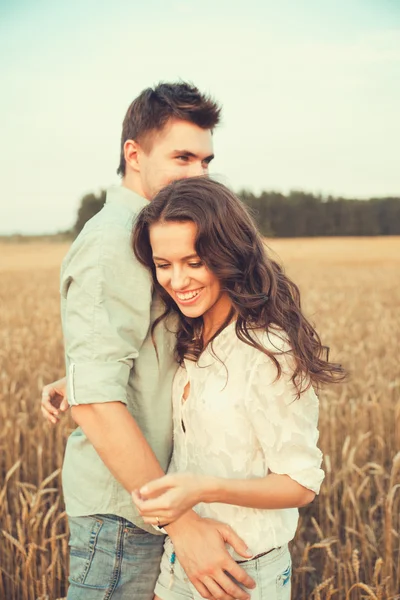 alanında yaz aylarında poz genç şık moda çiftin aşkı outdoor.stunning şehvetli açık portrede genç çift