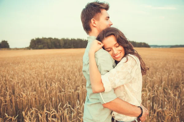 Jovem casal apaixonado ao ar livre.Impressionante retrato ao ar livre sensual de jovem casal de moda elegante posando no verão no campo — Fotografia de Stock