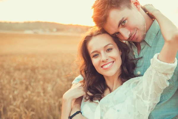 Молодая пара влюблена на открытом воздухе. Потрясающий чувственный открытый портрет молодой стильной моды пара позирует летом в поле — стоковое фото