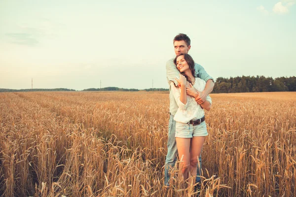 Young couple in love outdoor.Stunning sensual outdoor portrait of young stylish fashion couple posing in summer in  field — Stock Photo, Image