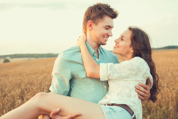 alanında yaz aylarında poz genç şık moda çiftin aşkı outdoor.stunning şehvetli açık portrede genç çift