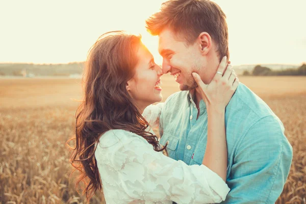 Jovem casal apaixonado ao ar livre.Impressionante retrato ao ar livre sensual de jovem casal de moda elegante posando no verão no campo — Fotografia de Stock