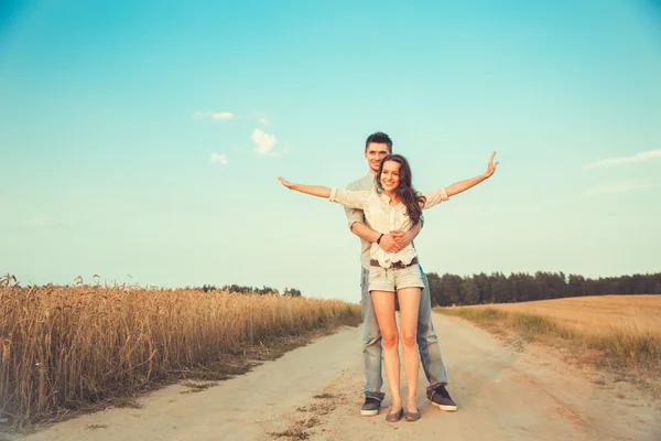 Jonge paar in liefde outdoor.stunning sensuele outdoor portret van jonge stijlvolle mode paar poseren in de zomer in het veld — Stockfoto