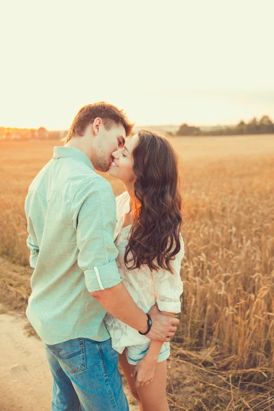 Jovem casal apaixonado ao ar livre.Impressionante retrato ao ar livre sensual de jovem casal de moda elegante posando no verão no campo — Fotografia de Stock