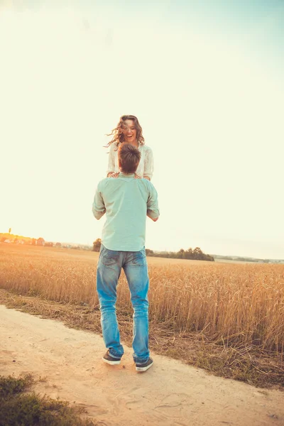 Pareja joven enamorada al aire libre.Impresionante retrato sensual al aire libre de joven pareja de moda elegante posando en verano en el campo — Foto de Stock