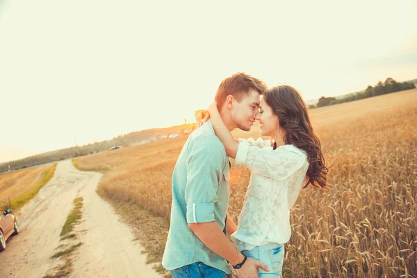 Jovem casal apaixonado ao ar livre.Impressionante retrato ao ar livre sensual de jovem casal de moda elegante posando no verão no campo — Fotografia de Stock