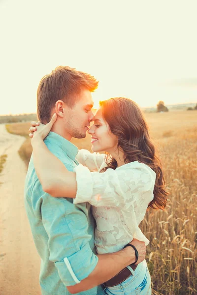 Jeune couple amoureux en plein air.Superbe portrait sensuel en plein air de jeune couple de mode élégant posant en été dans le domaine — Photo