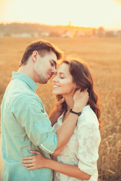 Jovem casal apaixonado ao ar livre.Impressionante retrato ao ar livre sensual de jovem casal de moda elegante posando no verão no campo — Fotografia de Stock