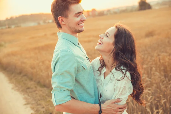 Young couple in love outdoor.Stunning sensual outdoor portrait of young stylish fashion couple posing in summer in  field — Stock Photo, Image