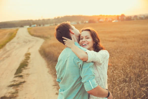 Young couple in love outdoor.Stunning sensual outdoor portrait of young stylish fashion couple posing in summer in  field — Stock Photo, Image