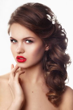 Bir güzel moda gelin, tatlı ve seksi portresi. Düğün makyaj ve hair.glamor portre portre seksi şık genç kadın model parlak makyaj, mükemmel temiz cilt ile kırmızı dudaklar ile birlikte