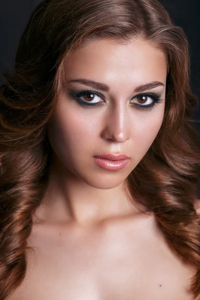 Fashion portrait of young beautiful sexy woman with long wavy hair. Beauty Model Woman with Long Brown Hair. Healthy Hair and Beautiful Professional Makeup. Smoky Eyes Make up. Gorgeous Woman Face — Stok fotoğraf