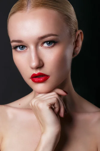 Krásný mladý model s červenými rty a blonďatými vlasy. Krásná ženská tvář. Perfektní make-up. Krása . — Stock fotografie