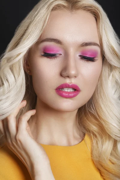 Mulher bonita com cabelo louro encaracolado e maquiagem à noite. Jóias e Beleza. Foto de arte da moda. Maquiagem rosa . — Fotografia de Stock