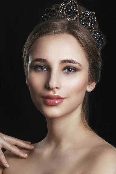 Eye Makeup. Beautiful Eyes Retro Style Make-up. Holiday Makeup detail. Eyeliner. Red lips. Fashion model with jewelry, modern natural make up. Black background. Princess in the crown. — Zdjęcie stockowe