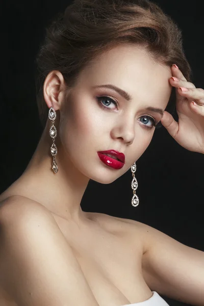 Eye Makeup. Beautiful Eyes Retro Style Make-up. Holiday Makeup detail. Eyeliner. Red lips. Fashion model with jewelry, modern natural make up. Black background. — 图库照片