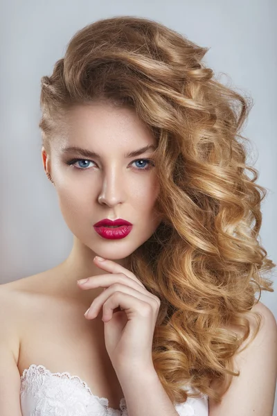 Retrato de una hermosa novia de moda, dulce y sensual.Wedding maquillaje y hair.glamor primer plano retrato de sexy modelo de mujer joven con estilo con maquillaje brillante, con labios rojos, con la piel limpia perfecta —  Fotos de Stock