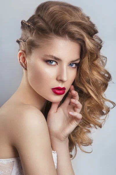 Retrato de uma noiva de moda bonita, doce e sensual.Wedding compõem e hair.glamor closeup retrato de modelo de mulher jovem sexy elegante com maquiagem brilhante, com lábios vermelhos, com pele limpa perfeita — Fotografia de Stock