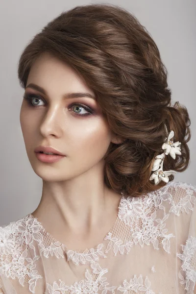 Beautiful bride with fashion wedding hairstyle - on white background.Closeup portrait of young gorgeous bride. Wedding. Studio shot. Beautiful bride portrait — Stock fotografie