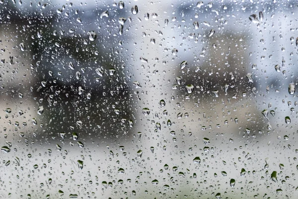 Wasser tropft auf Fenster. Abstraktion — Stockfoto