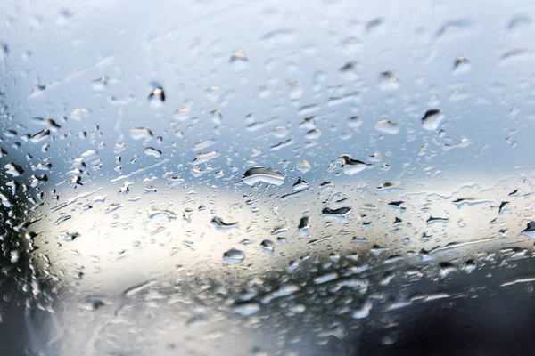 Vatten droppar på fönster. Abstraktion — Stockfoto