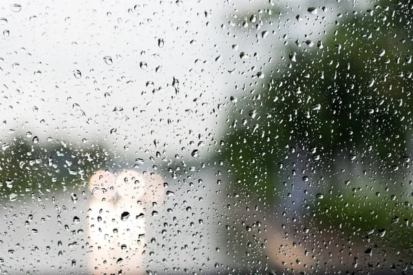 Wasser tropft auf Fenster. Abstraktion — Stockfoto