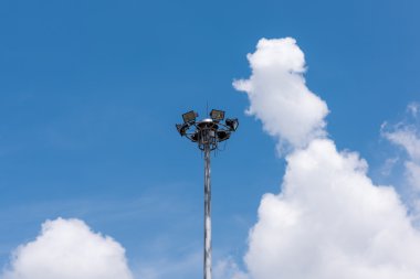 sahne ışıkları sokak lambaları yazı üzerine mavi gökyüzü arka plan