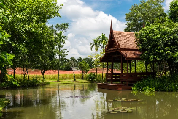 Thajské sytle pavilon v zahradě — Stock fotografie