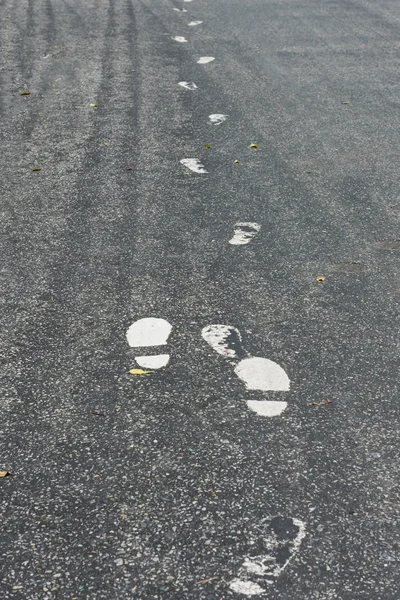 Marcas de rodapé na pista de caminhada — Fotografia de Stock