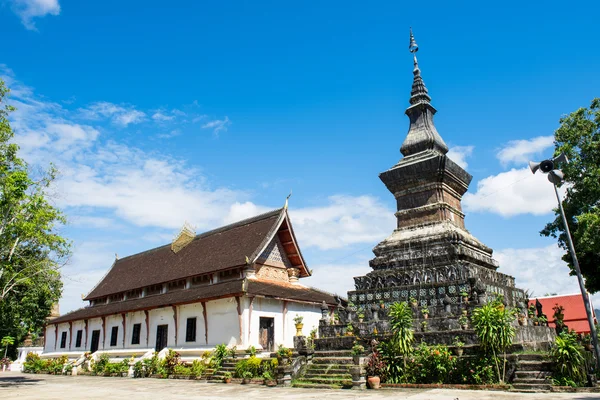 Старая архитектура в древнем буддийском храме, Луангпрабанг, Лао — стоковое фото
