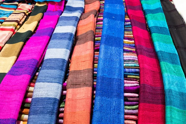 Bufanda de seda y algodón hecho a mano cerca de la meseta Bolaven, Laos —  Fotos de Stock