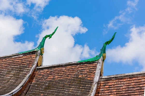 Toit d'art de Wat Xieng String dans Luang Prabang, Luang Prabang, Lao — Photo