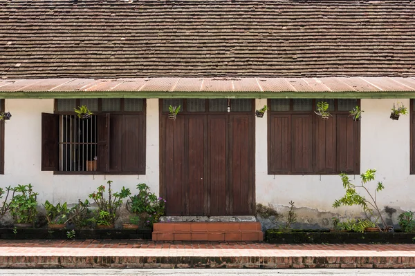 Porta e janela vintage em Luang pra bang, Lao — Fotografia de Stock