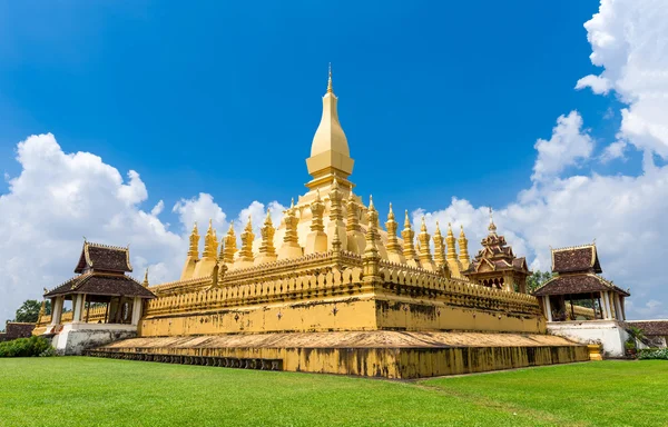 Laos reizen landmark, gouden pagode wat phra dat luang in vientiane. Boeddhistische tempel. beroemde toeristische bestemming in Azië. — Stockfoto