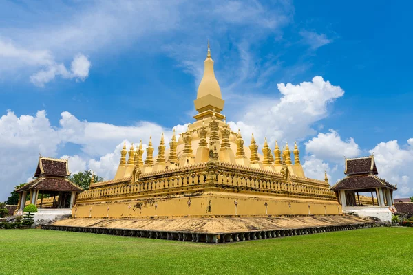Laos travel landmark, golden pagoda wat Phra That Luang in Vientiane. Buddhist temple. Famous tourist destination in Asia. — Stock Photo, Image