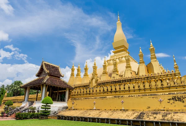 Laos hito de viaje, pagoda de oro wat Phra Que Luang en Vientiane. Templo budista. Famoso destino turístico en Asia . — Foto de Stock