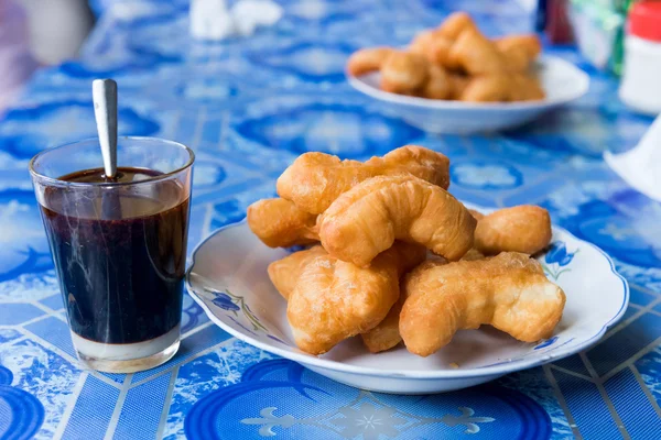 Pau de massa frita (patongkoh) com café preto — Fotografia de Stock