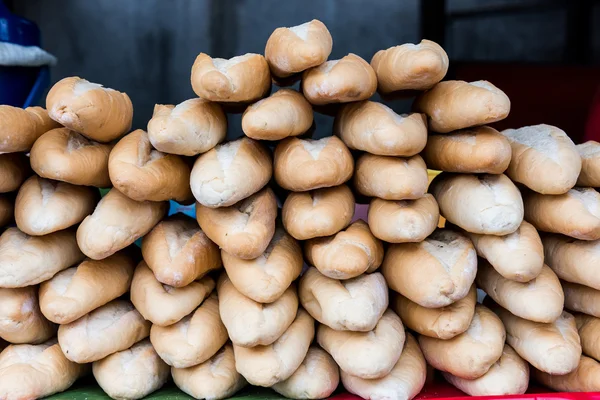 Vers brood broden — Stockfoto