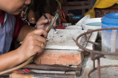 Vientiane, Laos Kuyumculuk çalışırken kuyumcu eller