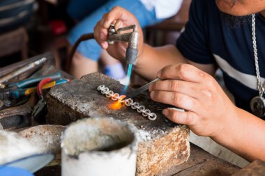  Vientiane, Laos Kuyumculuk çalışırken kuyumcu eller