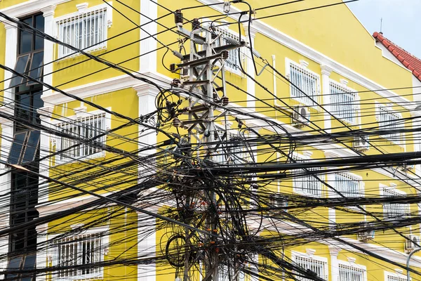 El caos de cables y cables —  Fotos de Stock