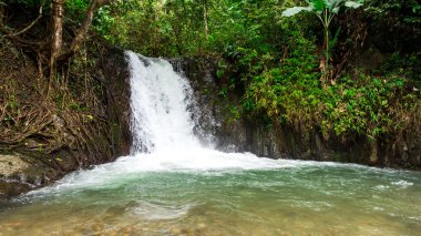 Güzel şelale, tropikal yağmur ormanları manzara kayalar bir
