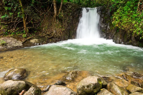 Paisaje de selva tropical con hermosa cascada, rocas y — Foto de Stock