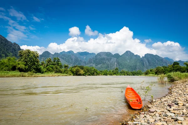Paisagem surreal junto ao rio Song em Vang Vieng, Laos — Fotografia de Stock