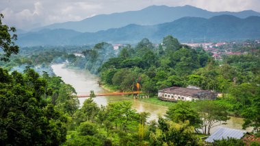 Nam şarkı Vang Vieng, Laos nehirde. Chang mağara Viwe